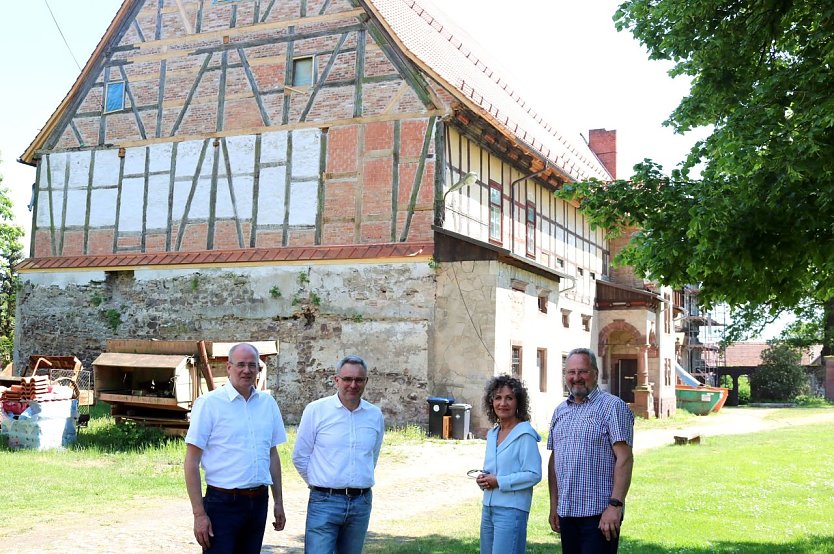 Birgit Pommer besichtigte die historische Baustelle mit Landrat Matthias Jendricke, dem Leiter der Service-Gesellschaft, Gunnar Reuter und dem Objektverwalter Heinz-J&uuml;rgen Kothe (Foto: Pressestelle Landratsamt)