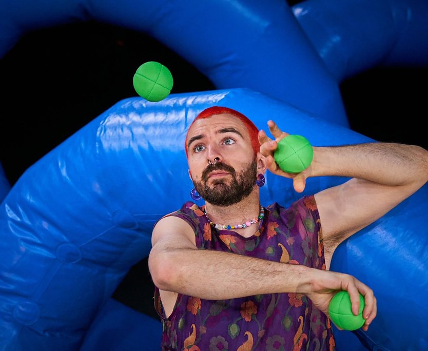 Wes Peden gehört zu den besten Jongleuren der Welt (Foto: Florence Schröder) Wes Peden gehört zu den besten Jongleuren der Welt (Foto: Florence Schröder)