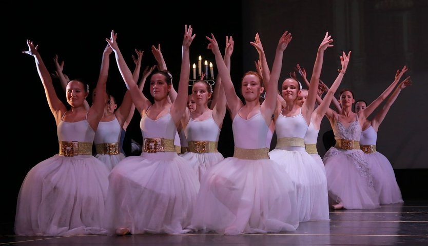 Tanzschule Radeva f&uuml;hrt Dornr&ouml;schen auf (Foto: Radeva)