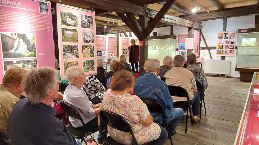 J&uuml;rgen Rennebach begr&uuml;&szlig;t die Besucher der Vernissage (Foto: S. Schr&ouml;der)
