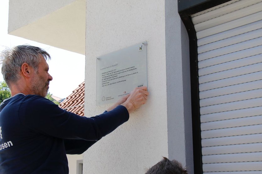 In der Altstadt wurde das erste Schild am Nachmittag angebracht (Foto: agl)