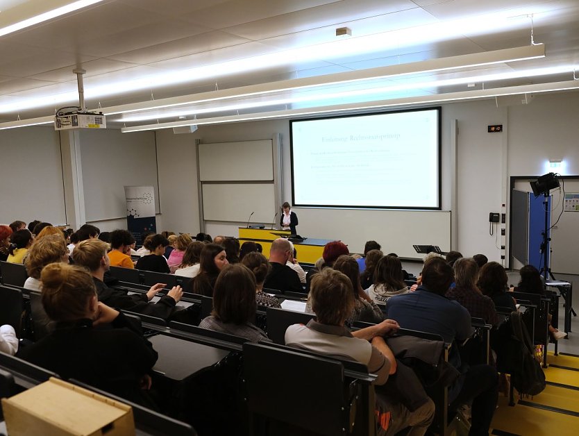Gut besuchter H&ouml;rsaal 2 der Hochschule Nordhausen w&auml;hrend der Impulse-Veranstaltung zum Thema "75 Jahre Grundgesetz � Was kommt, was ist, was bleibt?", mit rund 100 G&auml;sten aus Hochschule, Stadt und Region. (Foto: Nadine Kathrin Luschnat)