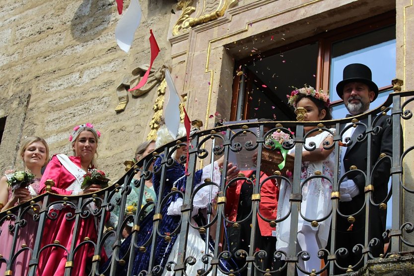 Majest&auml;ten auf dem Rathausbalkon (Foto: Eva Maria Wiegand)