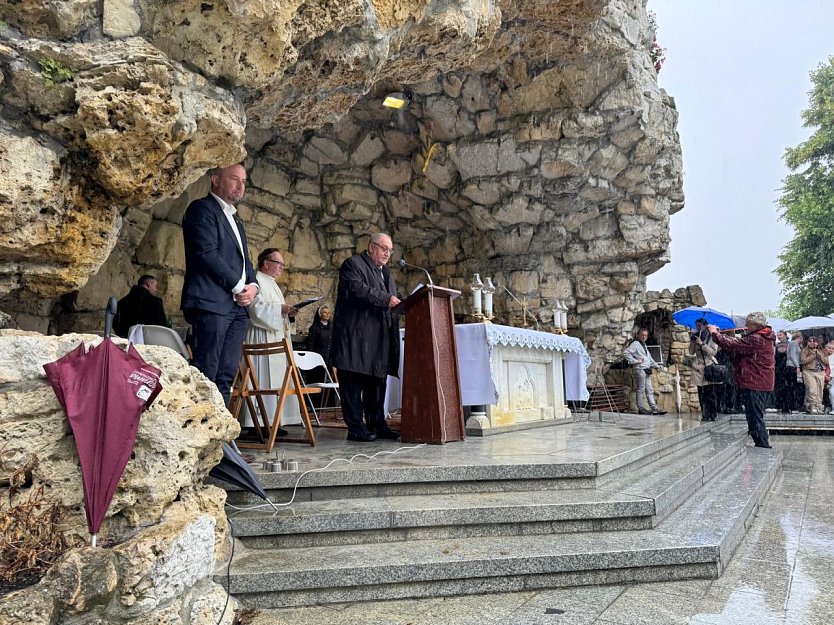 Rede von Egon Primas in der Grotte auf dem Annaberg (Foto: Bund der Vertriebenen, Kreisverband Nordhausen)