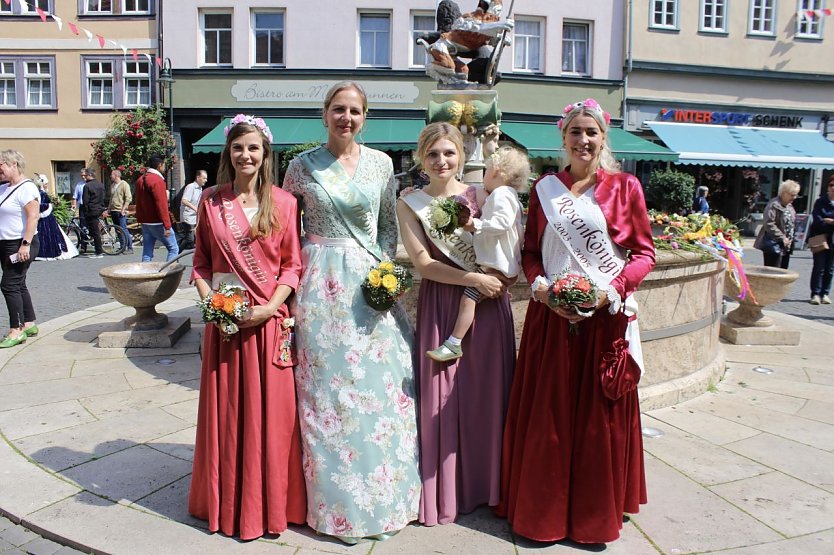 Ehemalige Rosenk&ouml;niginnen wohnten der Er&ouml;ffnung des Brunnenfestes in Bad Langensalza bei (Foto: Eva Maria Wiegand)