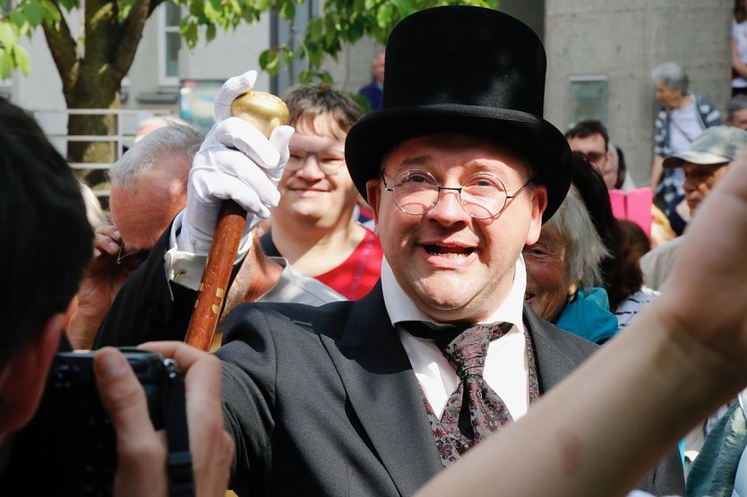 Sch&ouml;ner Einstand f&uuml;r den neuen Zwanziger - Thomas M&uuml;ller feierte heute seine B&uuml;hnenpremiere auf dem Rolandsfest (Foto: agl)