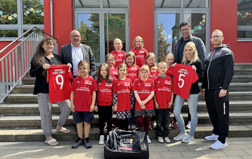 &Uuml;bergabe der Trikots im AKS (Foto: KSB)