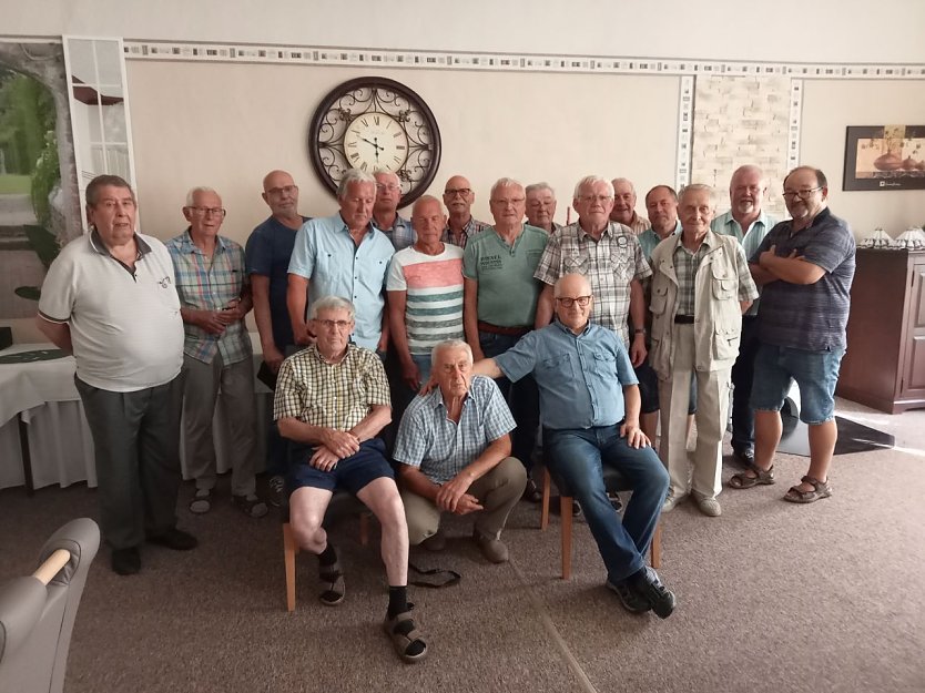 Die ehemaligen Autokranfahrer kommen bald wieder am Boden zusammen (Foto: Klaus Simon)