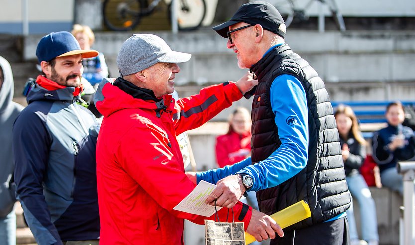 Uwe R&uuml;diger (re.) und Steffen Hommel (li.), die Fachberater Sport f&uuml;r schulsportliche Wettbewerbe im Kyffh&auml;userkreis, verabschieden sich nach langer gemeinsamer Zusammenarbeit (Foto: Christoph Keil)