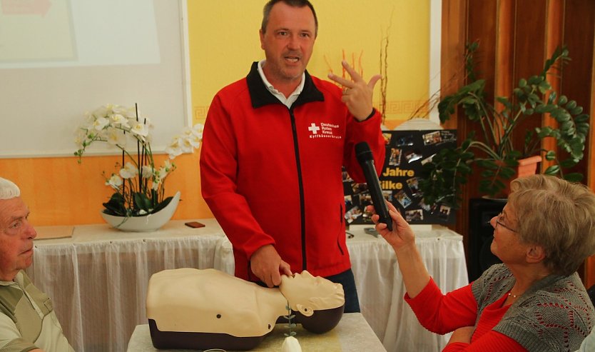Einen lehrreichen Vortrag zum Verhalten und Hilfeleistungen bei Schlaganf&auml;llen, Herzinfarkt sowie  bei Unf&auml;llen und an praktischen Vorf&uuml;hrungen demonstriert, hielt Sven &Ouml;sterheld vom DRK  (Foto: G&uuml;nter Herting)