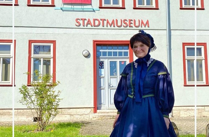 Kati Kaiser führt in historischer Gewandung durch ihre Stadt (Foto: Gästeführer-Zunft) Kati Kaiser führt in historischer Gewandung durch ihre Stadt (Foto: Gästeführer-Zunft)