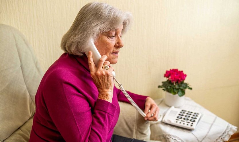 Eine ältere Dame am Telefon (Foto: Polizeiliche Kriminalprävention der Länder und des Bundes) Eine ältere Dame am Telefon (Foto: Polizeiliche Kriminalprävention der Länder und des Bundes)