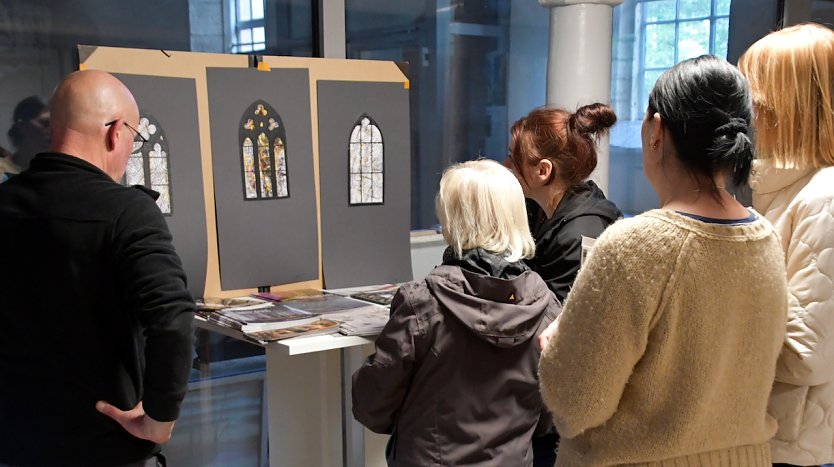 Probefenster in der Thamsbrücker Kirche werden begutachtet (Foto: R.Englert) Probefenster in der Thamsbrücker Kirche werden begutachtet (Foto: R.Englert)