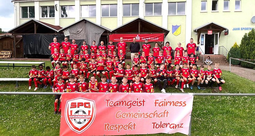 Spielergemeinschaft Sondershausen startet Fussballcamp und erh&auml;lt Trikotsspende von isoplus (Foto: Alexej Peilmann)