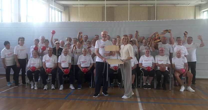 Die Sparkasse überraschte die Herzsportgruppe (Foto: W.Roßmell) Die Sparkasse überraschte die Herzsportgruppe (Foto: W.Roßmell)
