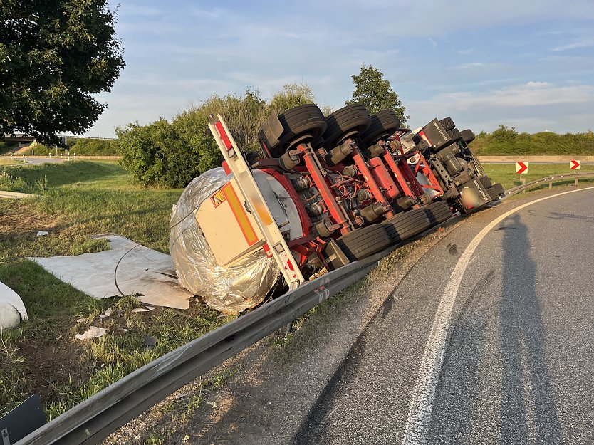 umgekippter Bierlaster sorgt f&uuml;r Sperrung der Anschlussstelle Erfurt-Nord (Foto: API TH)