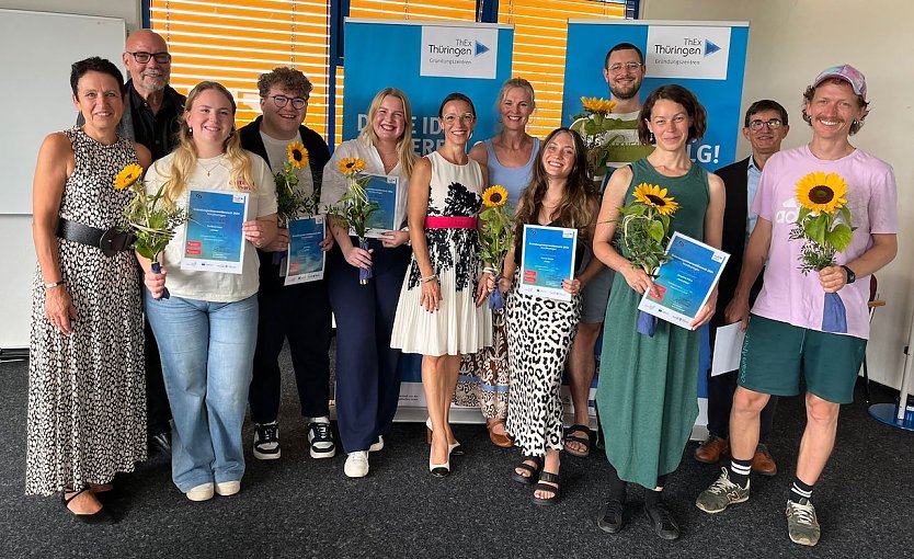Preistr&auml;ger und Jury: v.li.n.re. Simone Kaufmann (Projektmanagerin GIW), Hans-Georg M&uuml;ller (BIC Nordth&uuml;ringen GmbH), Pia Mauermann, Janek Voos, Luisa Otto, Dr. Kareen Schlangen (HS Nordhausen), Anke Hartung ThEx Enterprise, Pauline Kie&szlig;ler, Marvin Kinkele Josephine Prkno, J&ouml;rg Penzel (IHK), Lukas Ferber    (Foto: privat)