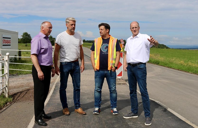 Dirk Schimm , Stephan Klante, Daniel Gei&szlig;ler und Landrat Matthias Jendricke am Ort des Geschehens   (Foto: J.Piper)