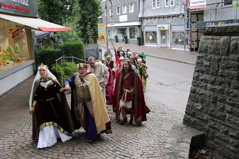 Einzug in vollem Ornat - die Ruhest&auml;tte des Ahnherrn der Ottonen wurde besucht (Foto: agl)