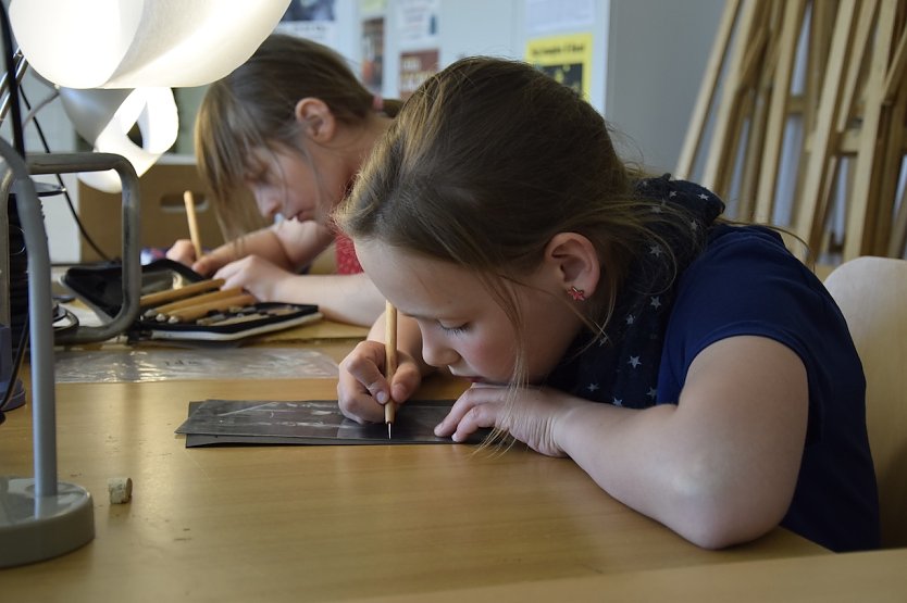 Kiku beim Radieren Fj2016  (Foto: Fred B&ouml;hme)