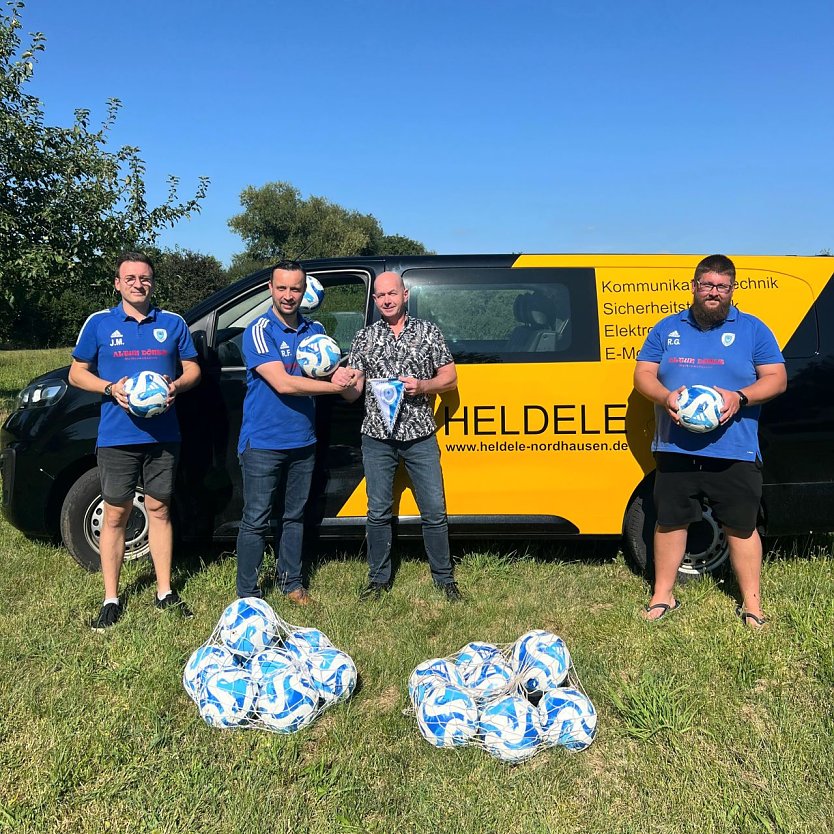 Neue B&auml;lle f&uuml;r Wollersleben, gesponsert von der Firma Heldele (Foto: Ren&eacute; Fullmann)