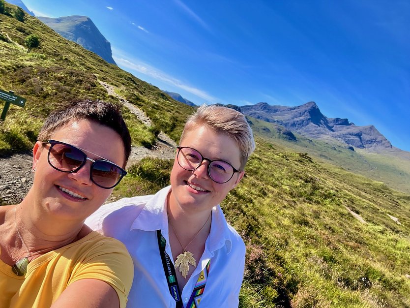 Frau Koch mit ihrer Tochter w&auml;hrend einer auf der Isle of Skye in Schottland (2) (Foto: Ivonne Koch)