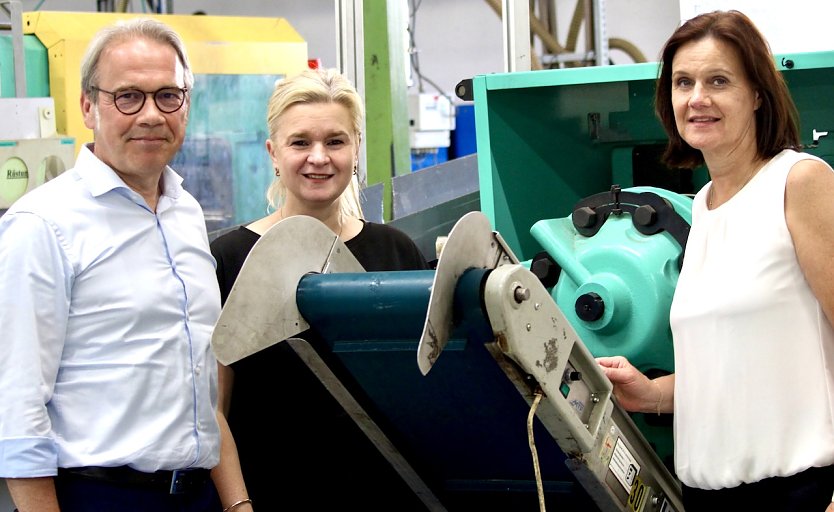 v.l.n.re. Th&uuml;ringer Innenminister Georg Maier (SPD); Antje Daniel (TR Plast Ebeleben), Landr&auml;tin Antje Hochwind-Schneider (Foto: Eva Maria Wiegand)