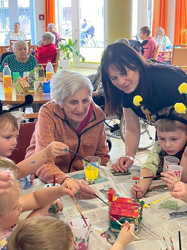 Jung und alt bauen ein Insektenhotel - Haus Wilma und die Kindervilla-Kinder aus Bad Frankenhausen (Foto: Katrin Milde)
