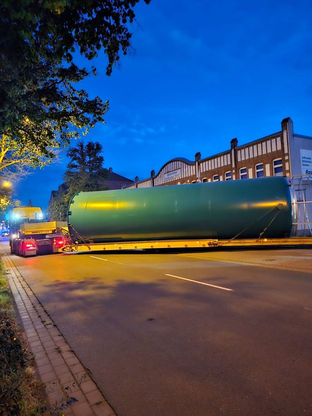 Ein Sondertransport in der Nacht (Foto: Apparatebau Nordhausen)