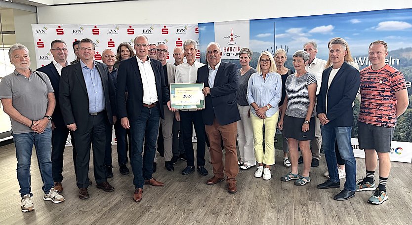 Mitmachen und Gratulanten beim Gruppenfoto in der Sparkasse  (Foto: oas)