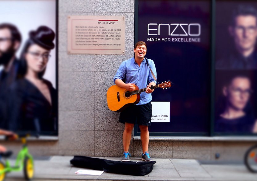 Der Straßenmusiker Peter freut sich schon auf die Langensalzaer Marktstraße (Foto: Agentur) Der Straßenmusiker Peter freut sich schon auf die Langensalzaer Marktstraße (Foto: Agentur)