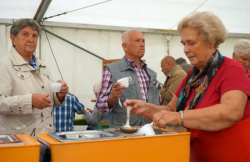 Kritische Blicke beim Suppenverkostung vor der Kr&ouml;nung  (Foto: A.G&uuml;nther)