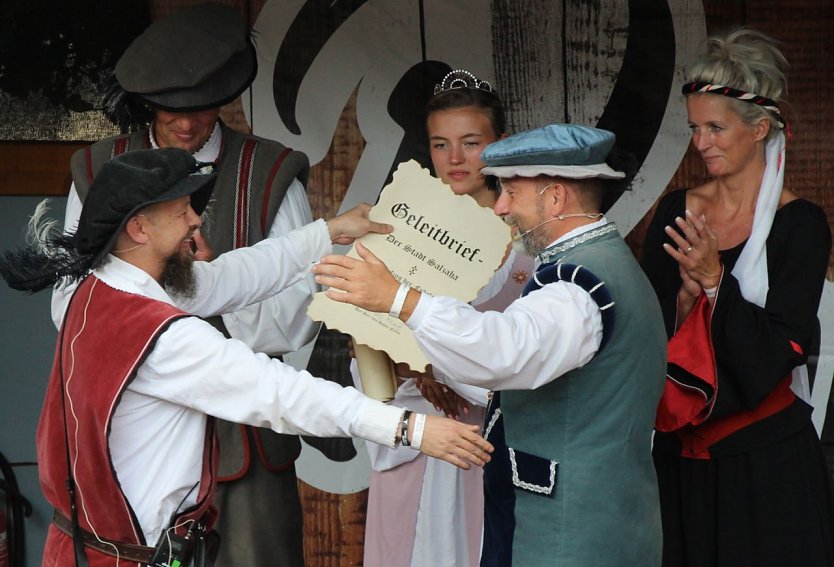 B&uuml;rgermeister Matthias Reinz erkl&auml;rt das 30. Mittelalterfest von Bad Langensalza f&uuml;r beendet (Foto: Eva Maria Wiegand)