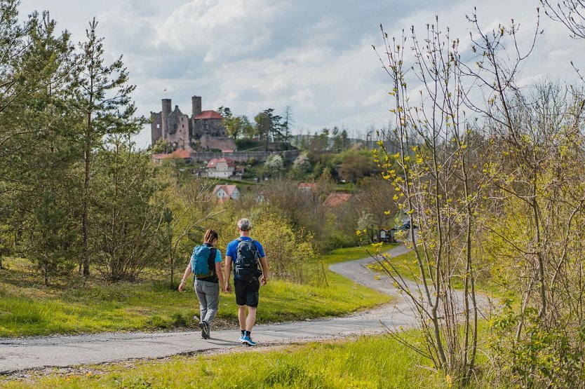 Wanderer an der Burg Hanstein (Foto: HVE Eichsfeld Touristik )