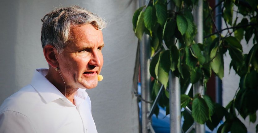 Bj&ouml;rn H&ouml;cke zu Gast auf dem Rathausplatz (Foto: agl)