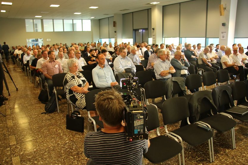 Weit &uuml;ber 100 G&auml;ste waren der Einladung der Nordh&auml;user Schachtbauer gefolgt (Foto: agl)