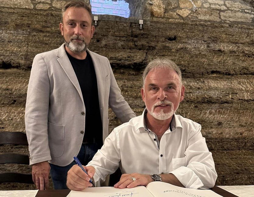 Harald Zanker tr&auml;gt sich ins goldene Buch der Stadt ein (Foto: Stadtverwaltung Bad Langensalza)
