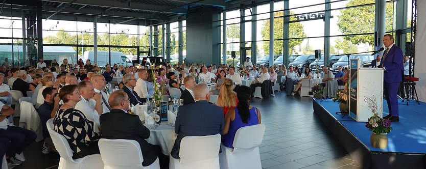 Blick auf die G&auml;ste im Mercedes-Autohaus (Foto: nnz)