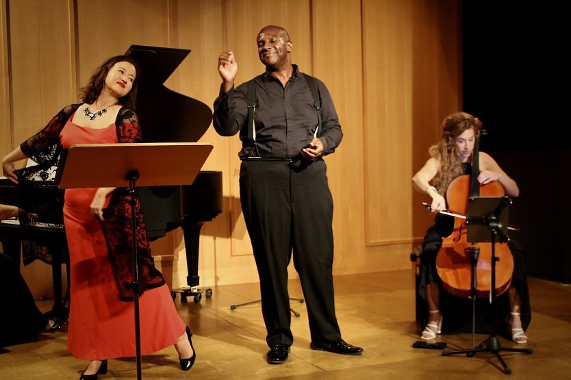 Mezzosopranistin F. Asena Funda Aktop und Tenor Marvin Scott bezauberten ihr Publikum mit ber&uuml;hmten Liebes-Duetten. Begleitet von Melissa Hart am Cello   (Foto: Eva Maria Wiegand)
