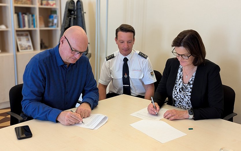 Unterzeichnung des Sirenen-Kooperationsvertrages v.li.n.re. B&uuml;rgermeister Steffen Grimm; Brandkreisinspektor Jonas Weller, Landr&auml;tin Antje Hochwind-Schneider (Foto: Martin Hellmann)