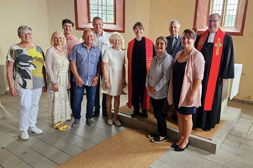 Gemeindekirchenr&auml;te und Superintendent Christian Beuchel nehmen Pfarrerin Juliane Themel in ihre Mitte. (Foto: R.Englert)