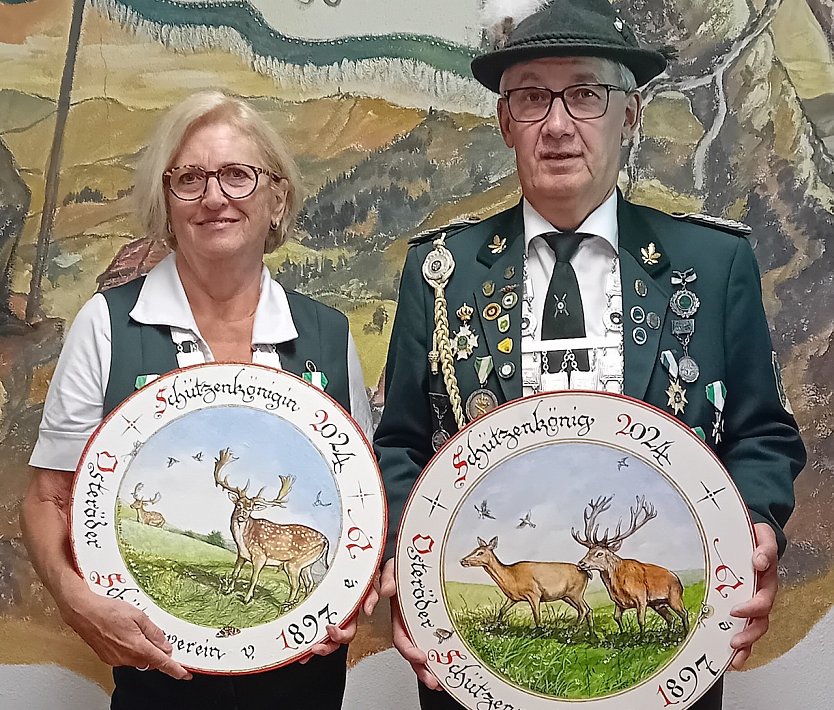 Die stolzen Sch&uuml;tzenk&ouml;nige 2024: Brigitte Sauerland und Bernd Fuhrmann (Foto: Angelika Engler)