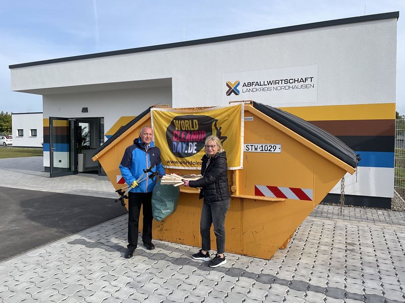 Bereit f&uuml;r den Aufr&auml;umtag - der Beigeordnete Dirk Schimm und die Leiterin des Bereichs Abfallwirtschaft, Kathrin Materlik (Foto: Pressestelle Landratsamt)