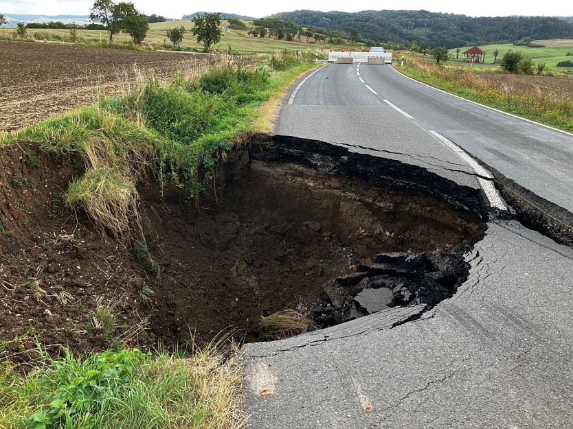 Erdfall an der Landstra&szlig;e zwischen Buchholz und Steigerthal (Foto: Pressestelle Landratsamt)
