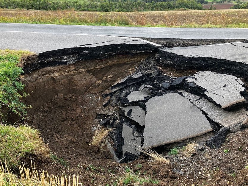 Erdfall an der Landstra&szlig;e zwischen Buchholz und Steigerthal (Foto: Pressestelle Landratsamt)