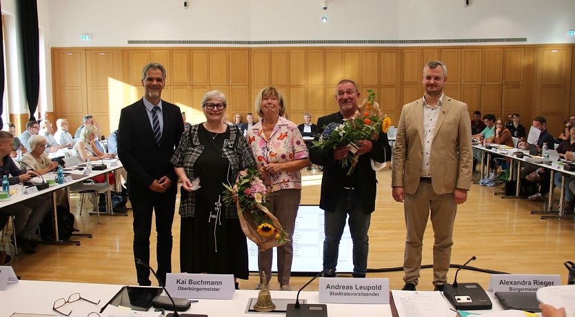 v.l.: Oberb&uuml;rgermeister Kai Buchmann, Tilly Pape, Barbara Rinke, Matthias Mitteldorf und der Stadtratsvorsitzende Andreas Leupold (Foto: agl)