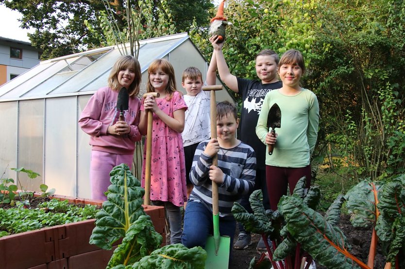 Engagierte Jungg&auml;rtner - 12 Beete haben die Kinder &uuml;ber das Jahr gehegt und gepflegt (Foto: agl)