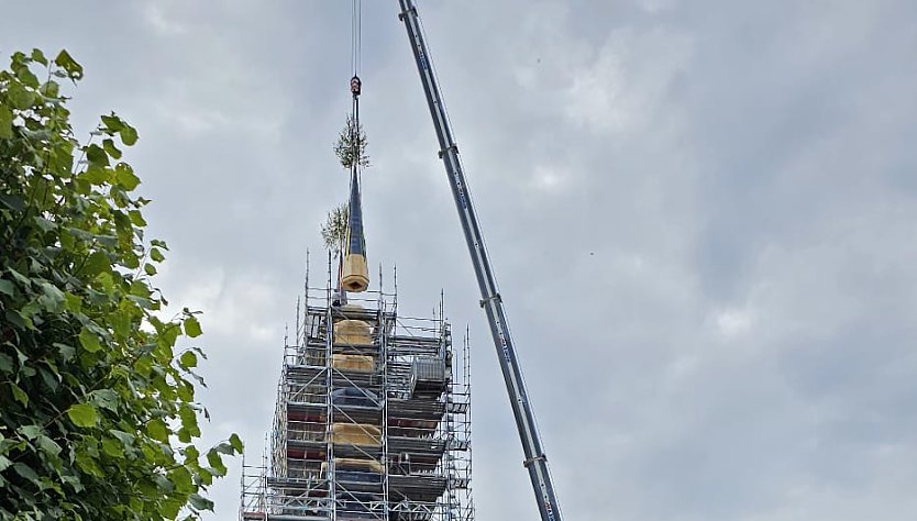 In Ellrich wurden heute die Spitzen auf die neuen Kircht&uuml;rme gesetzt (Foto: Sven Tetzel)