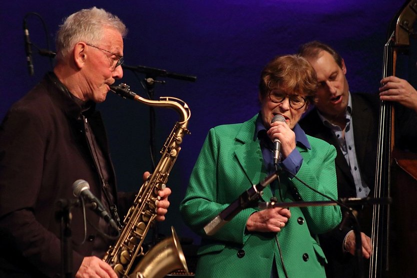 G&uuml;nther Fischer Quintett und Uschi Br&uuml;ning  (Foto: Kreissparkasse Nordhausen)
