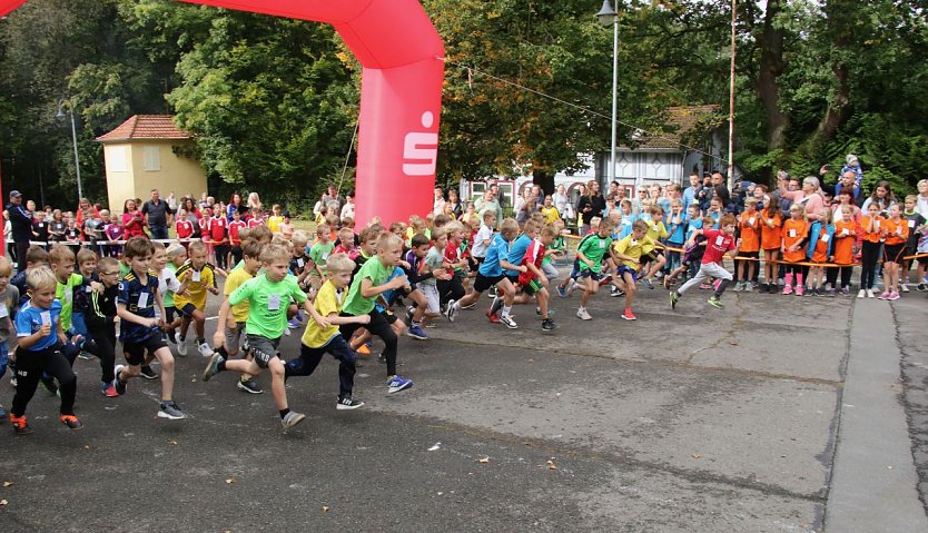 Startschuss für den Schulcrosslauf (Foto: agl) Startschuss für den Schulcrosslauf (Foto: agl)